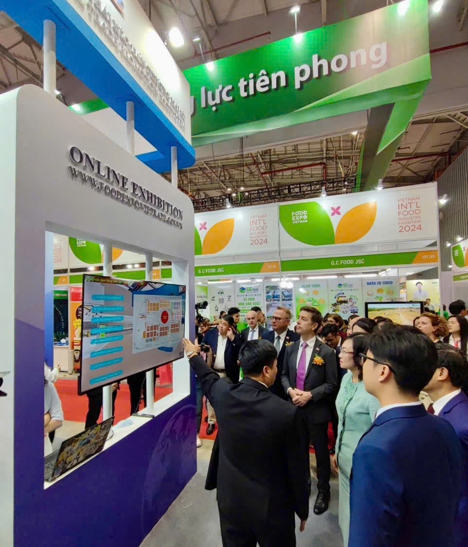 Thứ trưởng Phan Thị Thắng và các đại biểu cấp cao tham quan và trải nghiệm Triển lãm ảo Vietnam Foodexpo 2024 trên nền tảng VRTradeShow