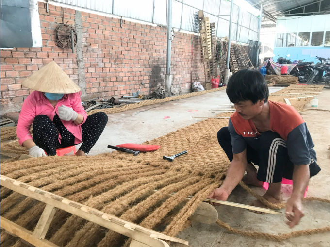 Công nhân dệt thảm xơ dừa tại công ty TNHH Dừa Đông Dương. Ảnh: Minh Đảm