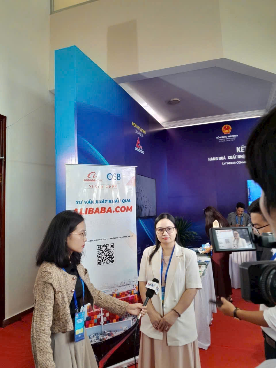 Bà Trương Phương Thoa – Giám đốc Trung tâm Thương mại Điện tử Khu vực phía Nam (OSB Group) trả lời phỏng vấn tại Hội nghị Kết nối Chuỗi cung ứng Hàng hóa Xuất nhập khẩu – Thương mại Điện tử tỉnh Tây Ninh 2025.OSB Group là đối tác chiến lược của Alibaba.com (từ 2009) và Tridge.com, chia sẻ các giải pháp OSB hỗ trợ doanh nghiệp Tây Ninh khi tham gia sàn TMĐT toàn cầu Alibaba.com & Tridge.com