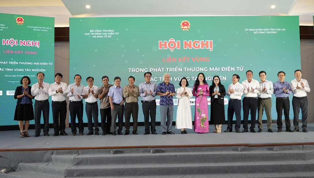 Lãnh đạo Cục TMĐT và Kinh tế số chụp ảnh lưu niệm cùng Đại diện Lãnh đạo Sở Công Thương và doanh nghiệp
