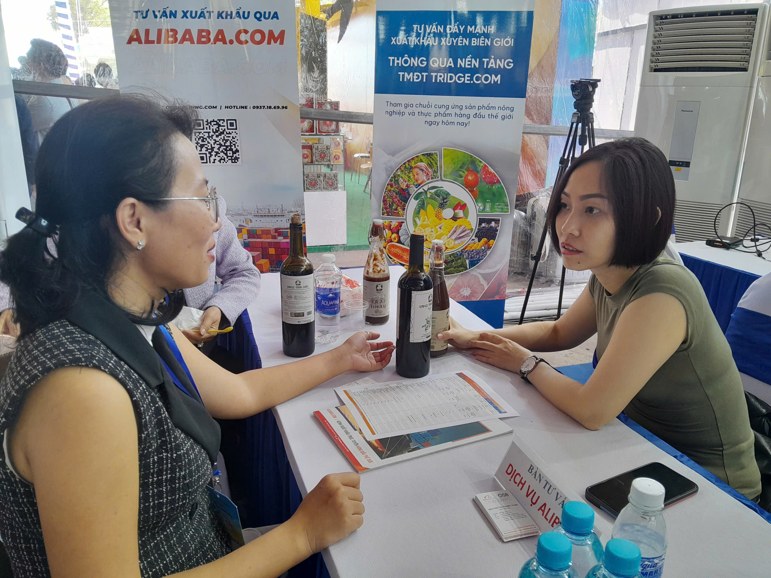 Khách hàng tương tác tại khu tư vấn OSB
