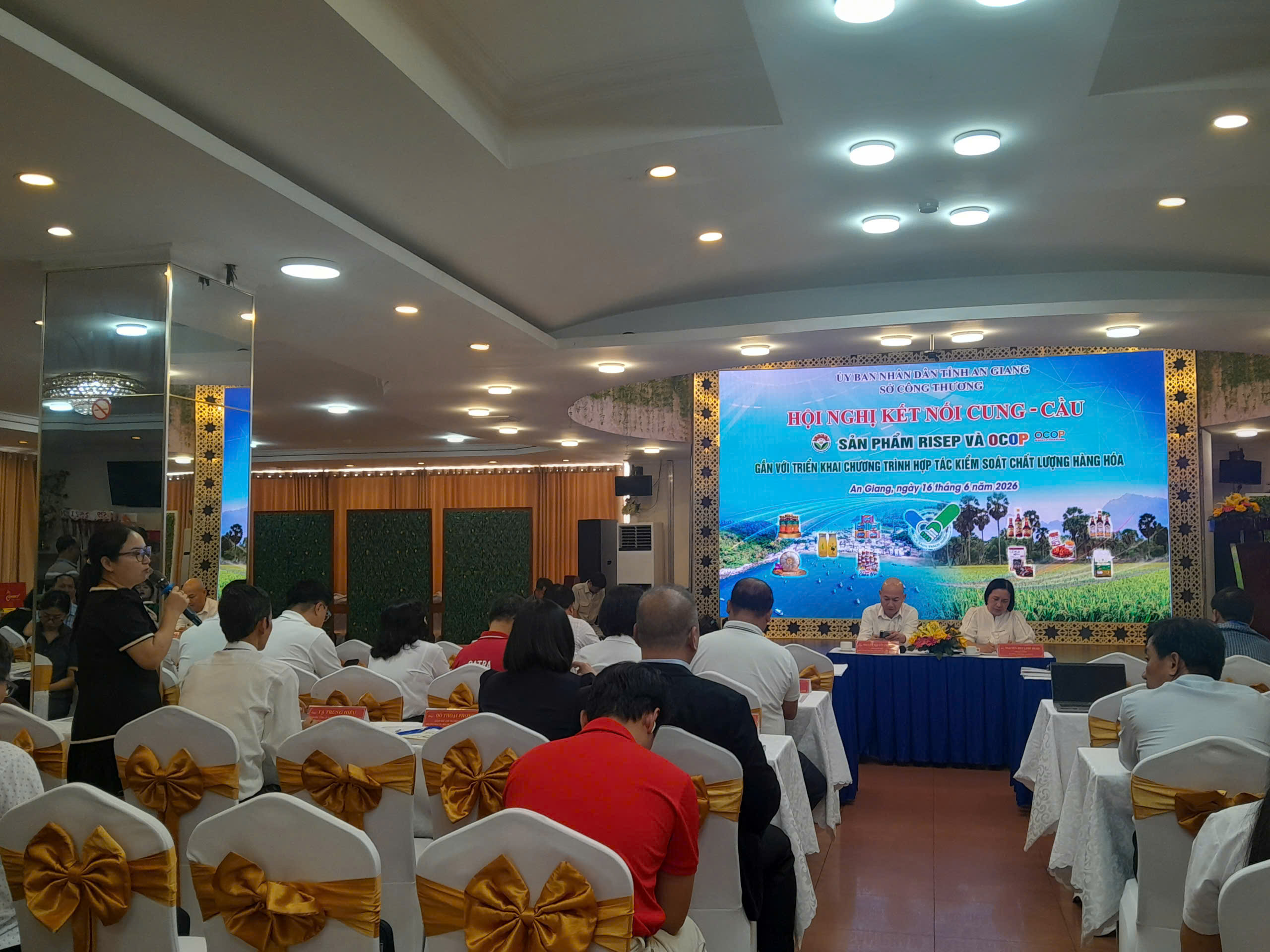 Bà Trương Phương Thoa –Giám đốc Trung tâm ECOM2 (OSB Group) phát biểu tại hội nghị