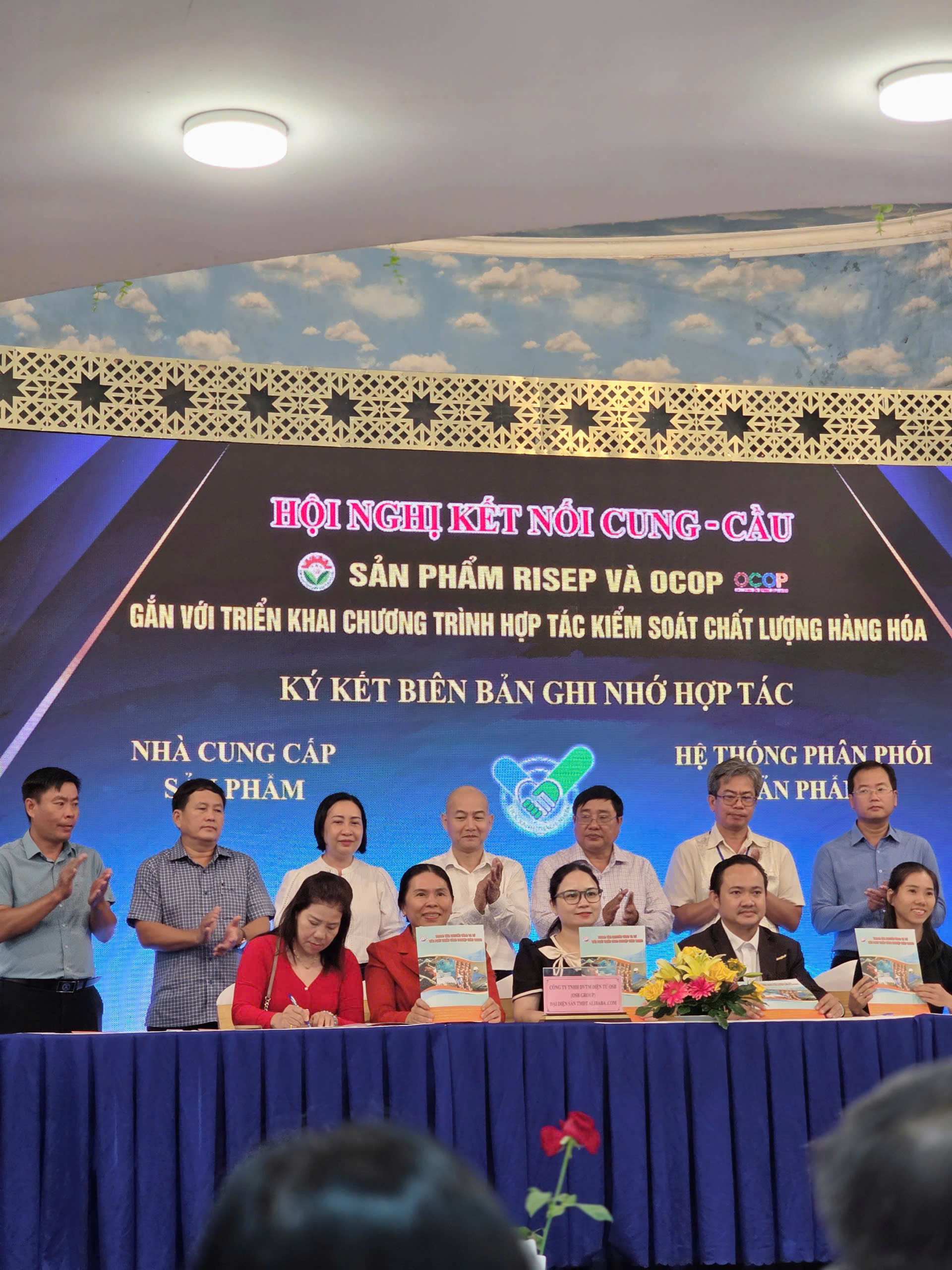 Hoạt động ký kết biên bản ghi nhớ hợp tác (MOU) giữa các đơn vị tại hội nghị.