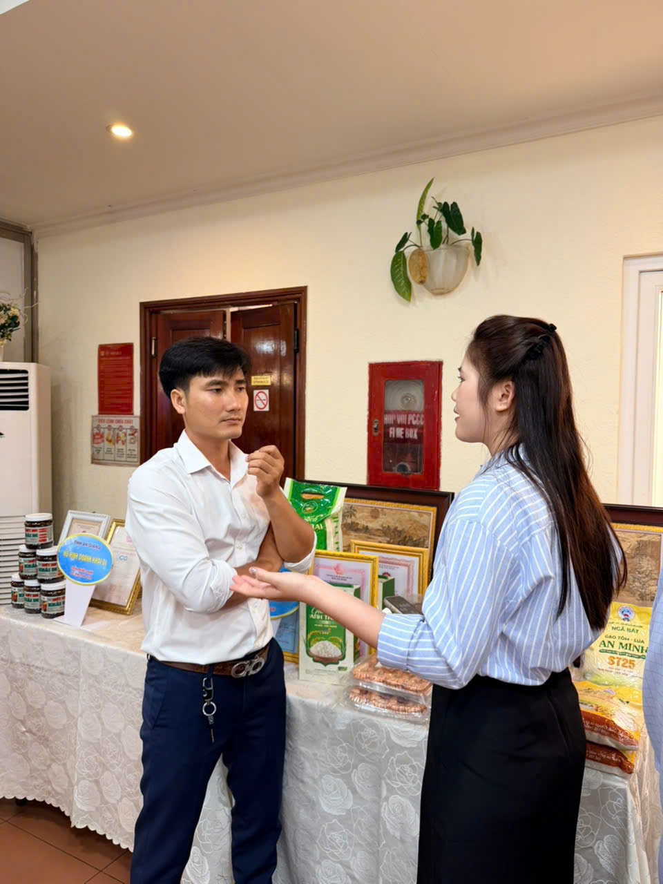 OSB Group tư vấn giải pháp xuất khẩu trực tuyến và thương mại điện tử B2B cho doanh nghiệp tham dự hội nghị.