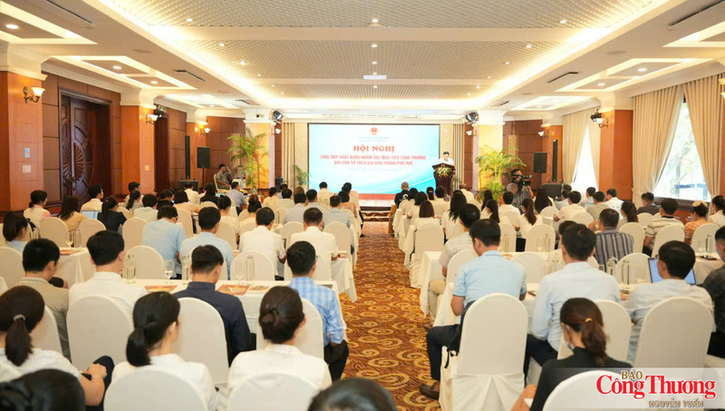 Quang cảnh hội nghị thúc đẩy xuất khẩu nhằm đạt mục tiêu tăng trưởng hai con số.