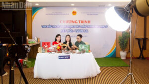 Livestream quảng bá, bán sản phẩm đặc trưng của địa phương tại chương trình.