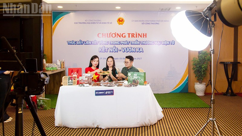 Livestream quảng bá, bán sản phẩm đặc trưng của địa phương tại chương trình.