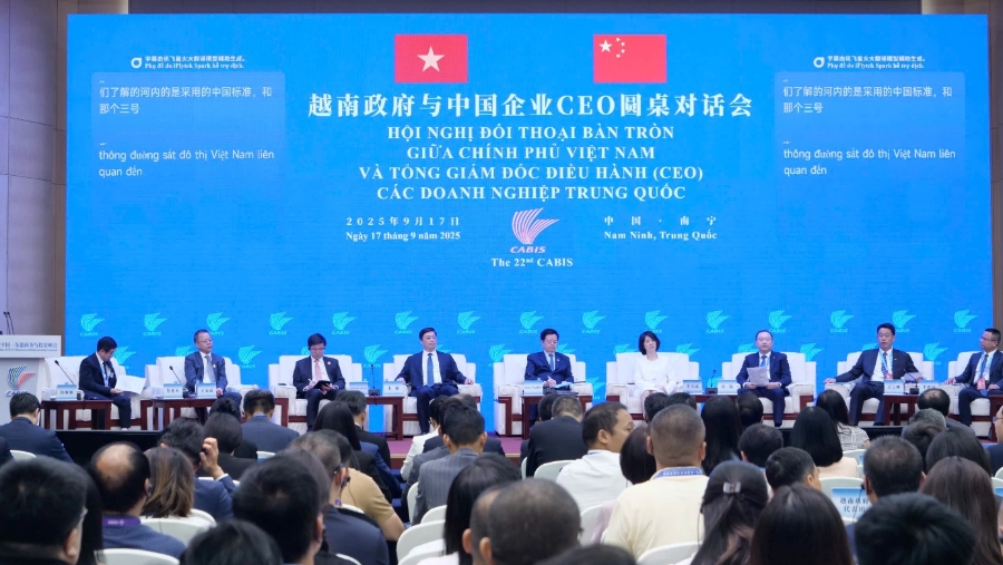 Hội nghị Đối thoại Bàn tròn giữa Chính phủ Việt Nam và Tổng Giám đốc điều hành (CEO) các doanh nghiệp Trung Quốc ngày 17/9.
