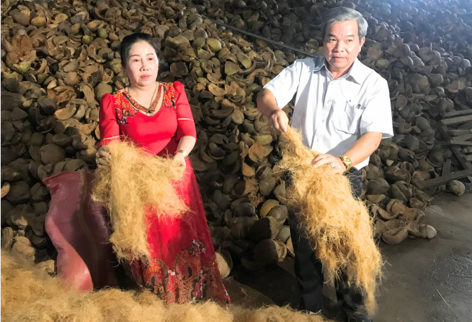 Từ chiếc vỏ dừa, qua máy tách chỉ đã thu được mụn và chỉ xơ dừa có giá trị xuất khẩu. Ảnh: Minh Đảm