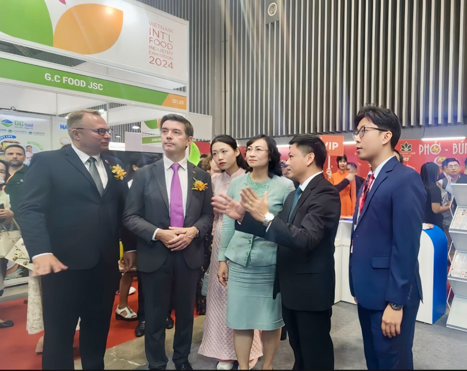 Ông Trần Đình Toản, Phó chủ tịch Tập đoàn OSB tiếp đón đoàn đại biểu Bộ Công Thương và Đại sứ Liên minh châu Âu trải nghiệm VRTradeShow