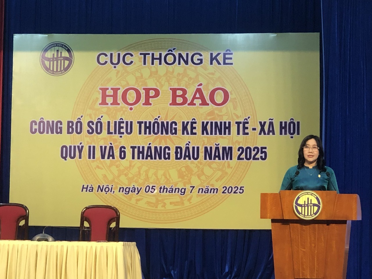 Cục trưởng Cục Thống kê Nguyễn Thị Hương công bố số liệu thống kê tại cuộc họp báo.