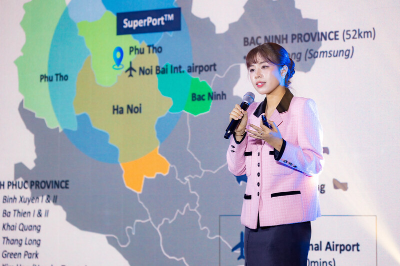 Bà Nguyễn Hạ Thủy Tiên, Trưởng phòng Chiến lược và Kế hoạch của Vietnam SuperPort™ chia sẻ tại Hội nghị Kết nối Logistics và thương mại số.