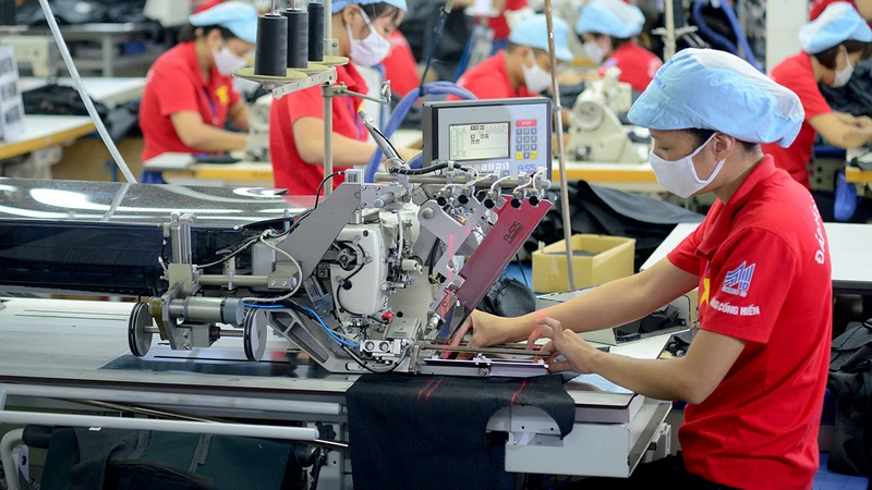 Nâng cao năng suất, tập trung sản xuất mặt hàng giá trị cao là giải pháp được khuyến cáo nhằm tăng sức cạnh tranh cho dệt may Việt Nam những tháng cuối năm 2025. Ảnh: Thái Nguyên