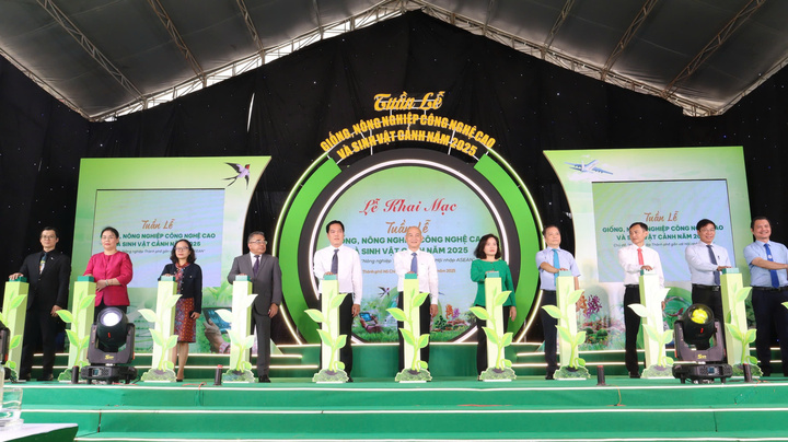 Lãnh đạo Sở Công Thương và các đại biểu thực hiện nghi thức khai mạc tuần lễ. Ảnh: Thanh Minh