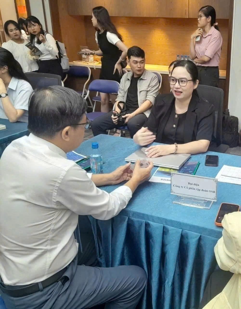 Đội ngũ OSB tư vấn, kết nối doanh nghiệp tại khu vực giao thương