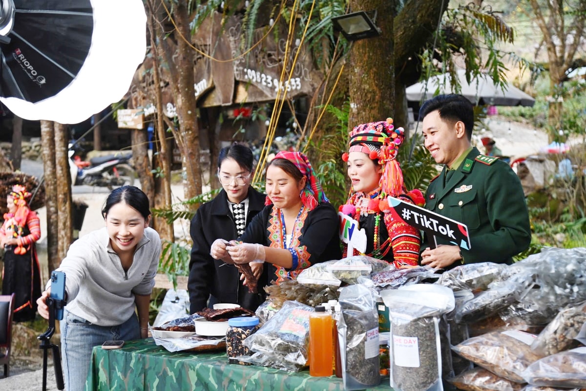 Chiến sĩ bộ đội biên phòng cùng livestream bán nông sản giúp bà con ở bản Sin Suối Hồ, Lai Châu.