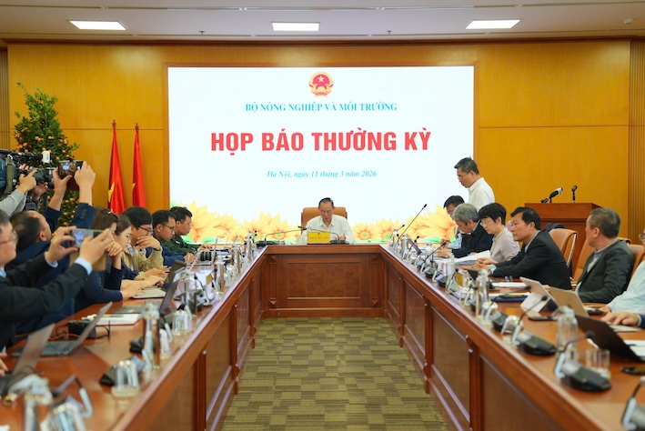 Thứ trưởng Phùng Đức Tiến chủ trì buổi họp báo thường kỳ của Bộ Nông nghiệp và Môi trường. 