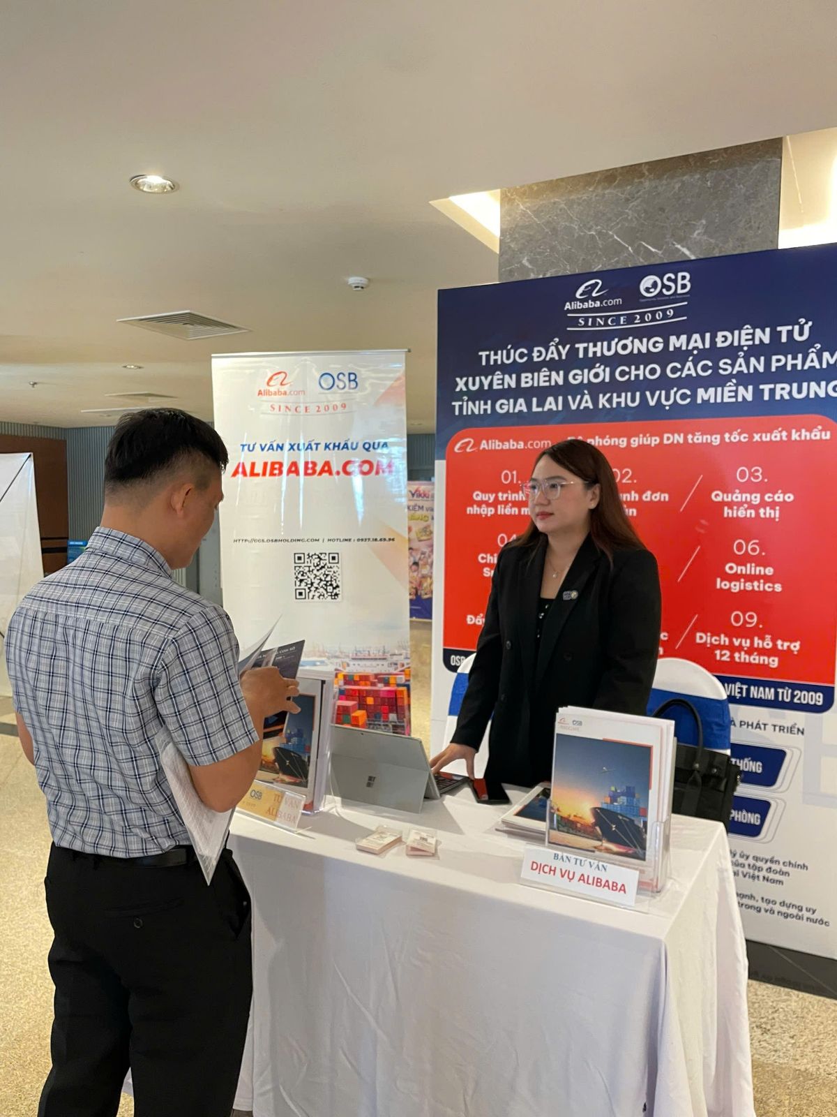Gian hàng tư vấn của OSB Group tại hội nghị thu hút đông đảo doanh nghiệp đến tìm hiểu về giải pháp xuất khẩu qua nền tảng Alibaba.com. Đội ngũ chuyên viên OSB trực tiếp tư vấn, giải đáp và hướng dẫn doanh nghiệp cách tiếp cận khách hàng quốc tế thông qua thương mại điện tử B2B.