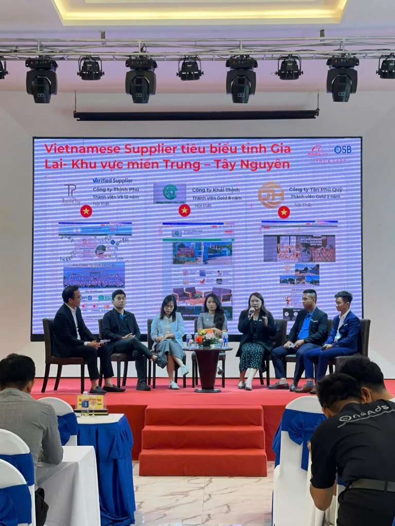 Ảnh 2: Đại diện OSB phát biểu tại hội nghị Đại diện OSB Group trình bày tại hội nghị, chia sẻ về tiềm năng của thương mại điện tử xuyên biên giới và giới thiệu nền tảng Alibaba.com như một kênh xuất khẩu hiệu quả cho doanh nghiệp khu vực miền Trung – Tây Nguyên.