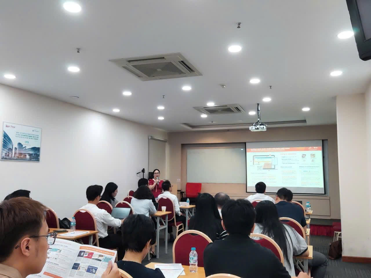Bà Trương Phương Thoa – Giám đốc Trung tâm ECOM2 (OSB Group) giới thiệu các công cụ hỗ trợ thực chiến và hệ sinh thái dịch vụ giúp doanh nghiệp tối ưu hóa vận hành trên sàn Alibaba.com. 